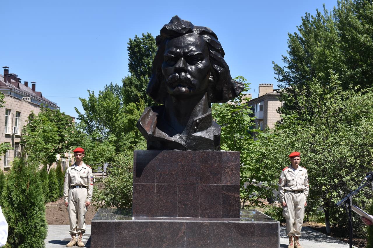 Памятник Максиму Горькому открыли в Краснодоне | 28.05.2024 | Луганск -  БезФормата